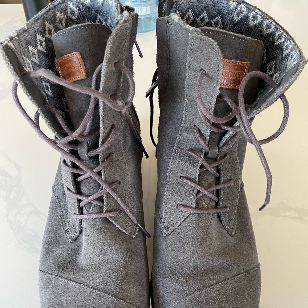Like new TOMS boots